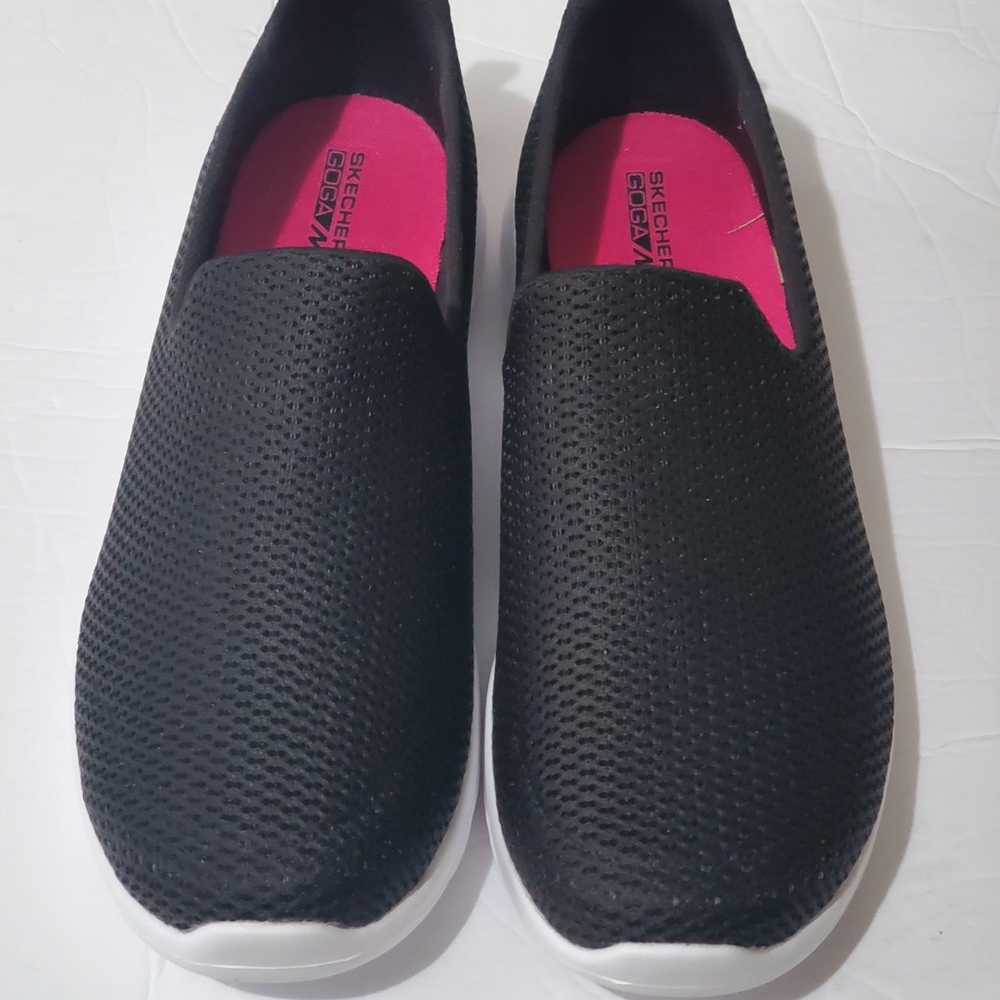Women Sketchers Go Walk shoes.